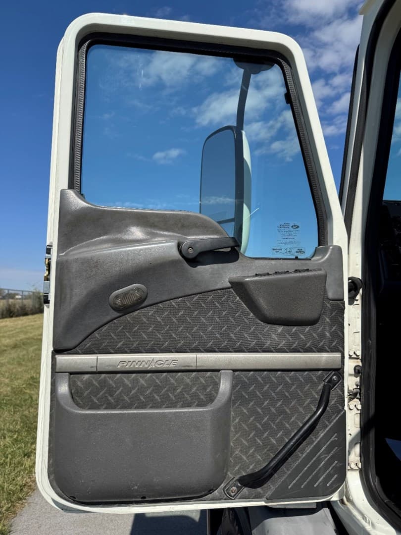 2016 MACK CXU613 - USED TRUCKS DAY CAB — photo 11