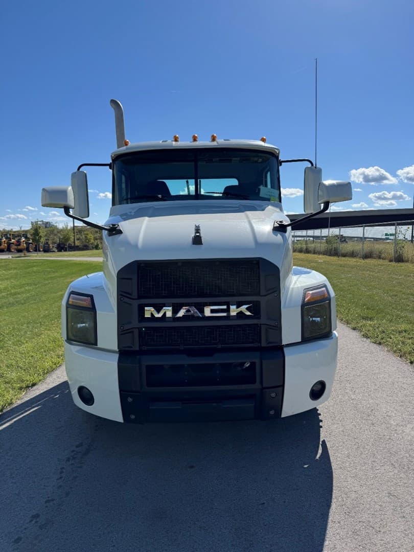 2022 MACK AN64T - USED TRUCKS DAY CAB — photo 2