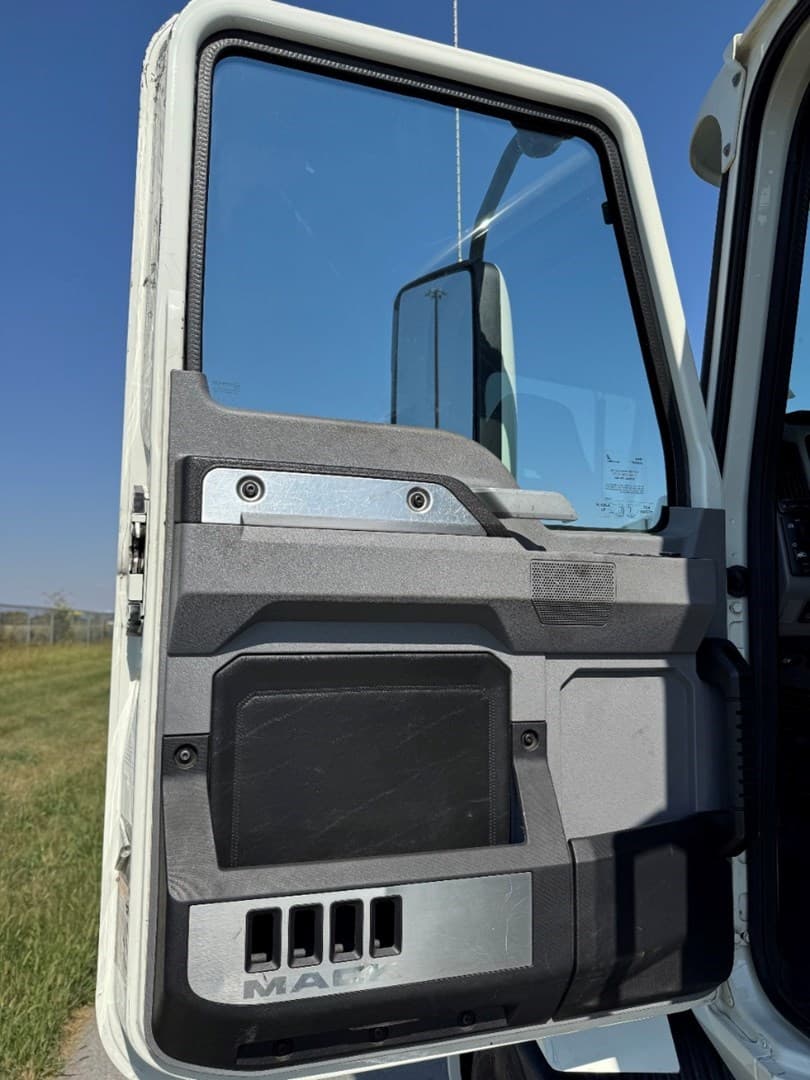 2022 MACK AN64T - USED TRUCKS DAY CAB — photo 11