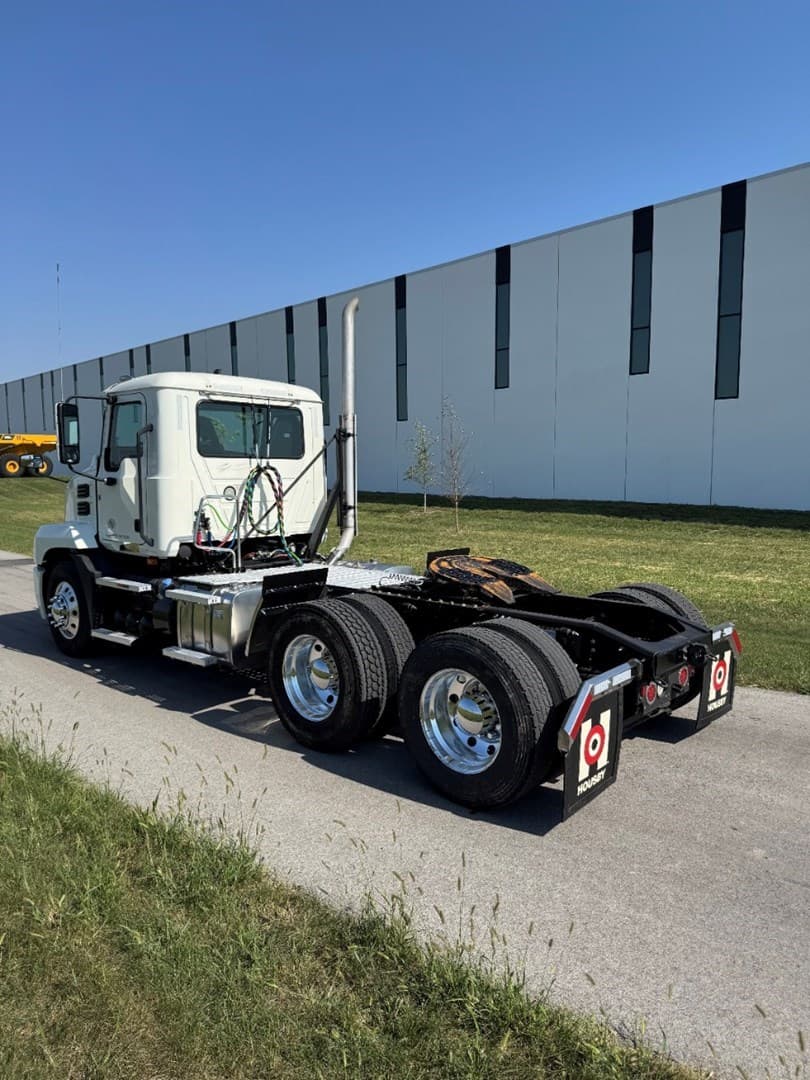 2022 MACK AN64T - USED TRUCKS DAY CAB — photo 4