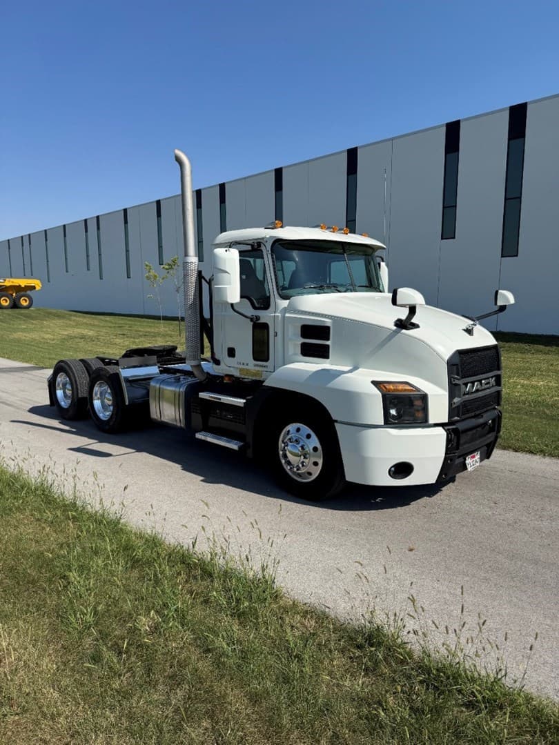 2022 MACK AN64T - USED TRUCKS DAY CAB — photo 8