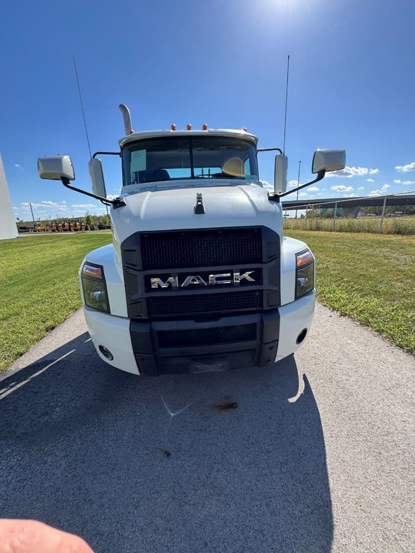 2022 MACK AN64T - USED TRUCKS DAY CAB — photo 2