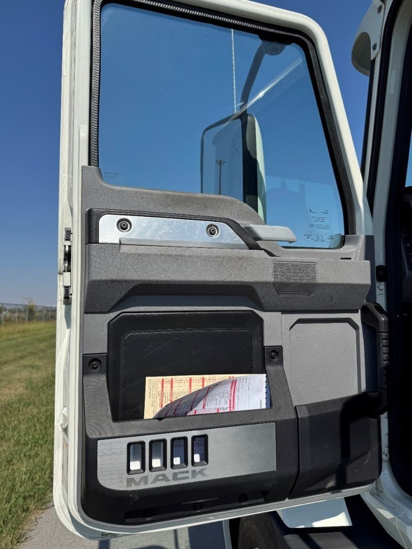 2022 MACK AN64T - USED TRUCKS DAY CAB — photo 11