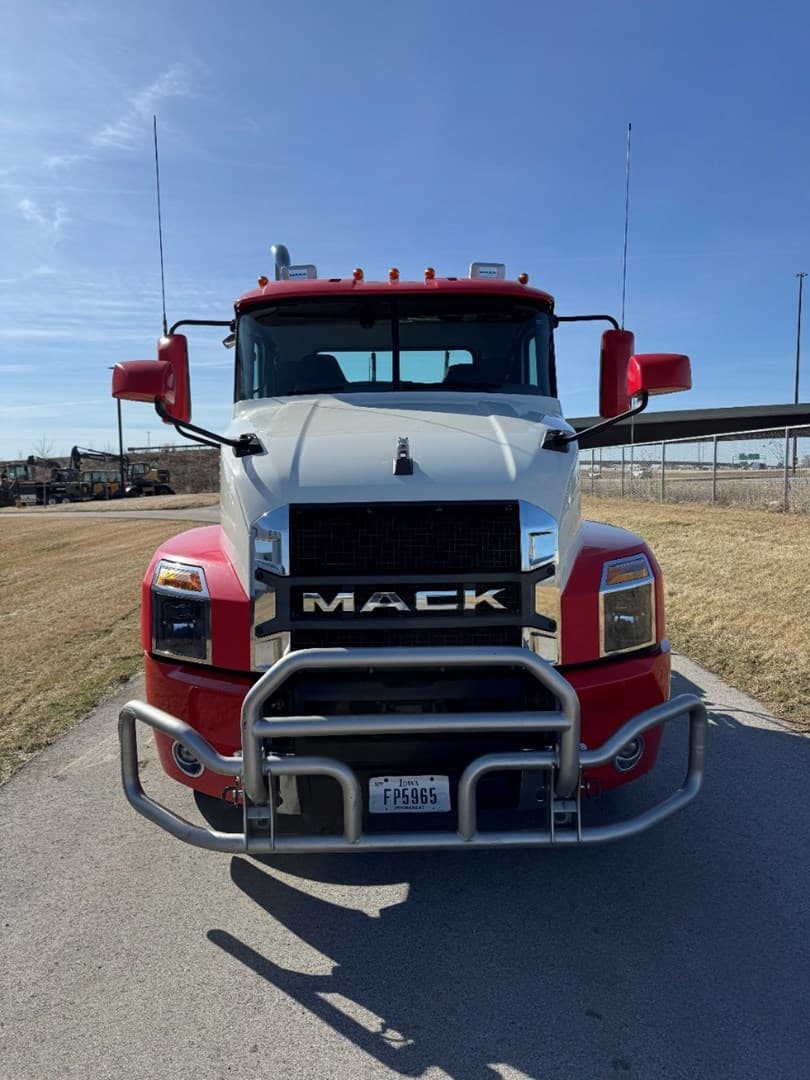2021 Mack Anthem Daycab — photo 2