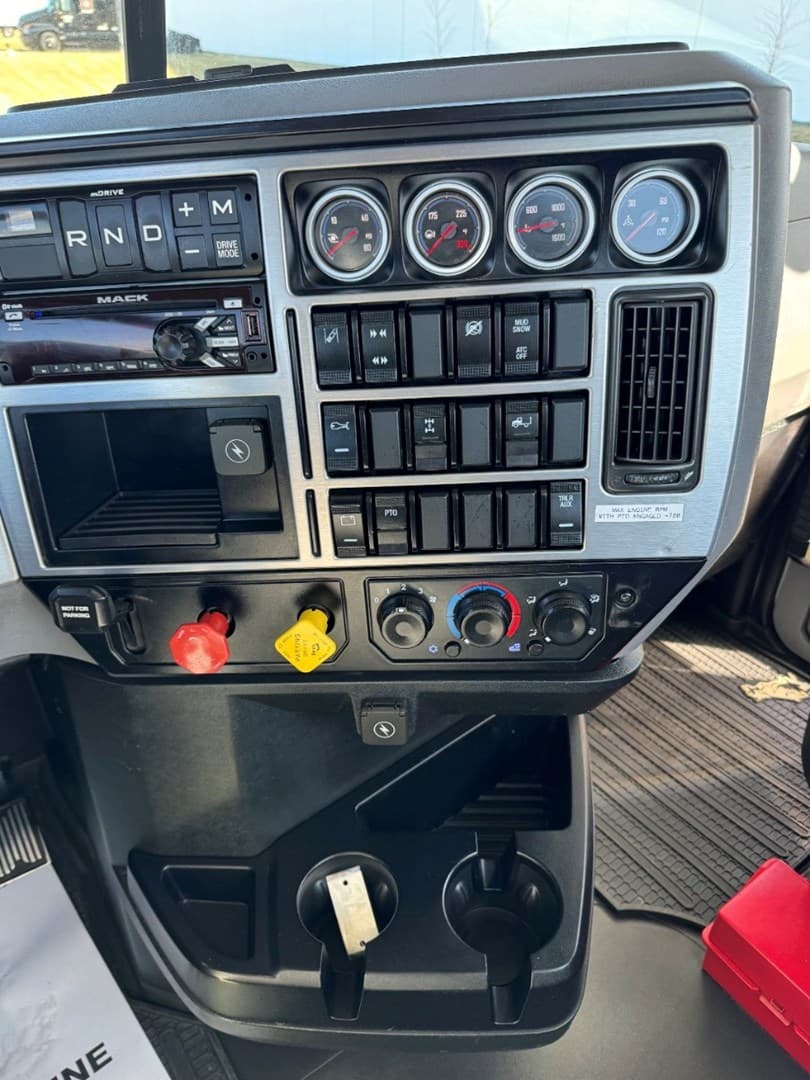 2021 Mack Anthem Daycab — photo 16