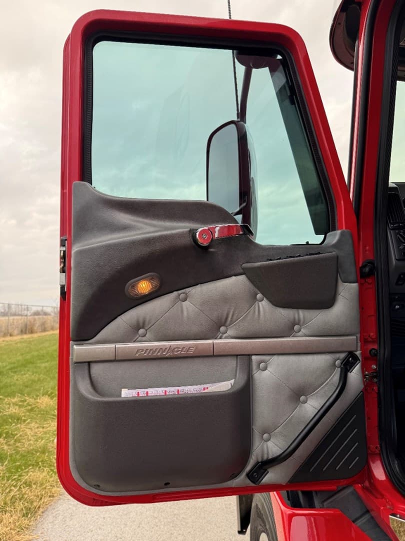 2018 MACK CXU613 - USED TRUCKS SLEEPER — photo 11