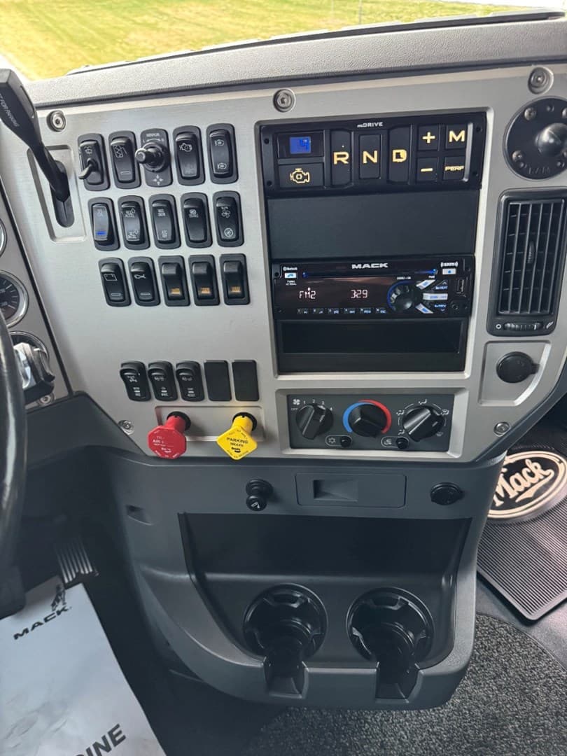 2018 MACK CXU613 - USED TRUCKS SLEEPER — photo 16