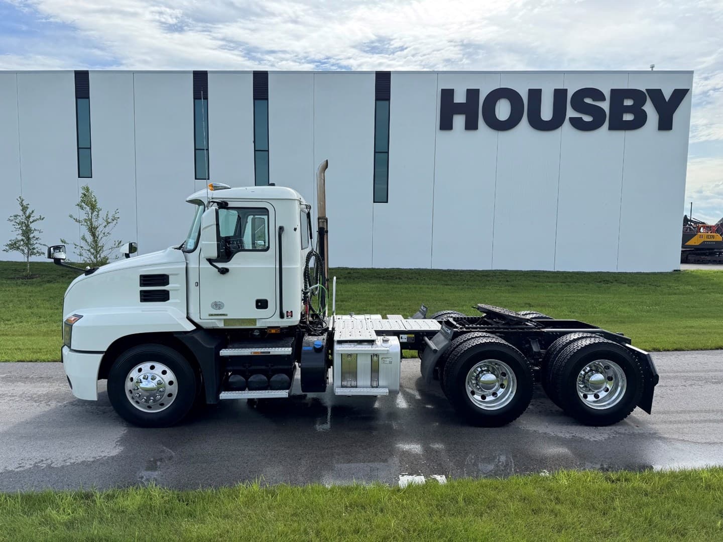 2022 MACK AN64T - USED TRUCKS DAY CAB — photo 3