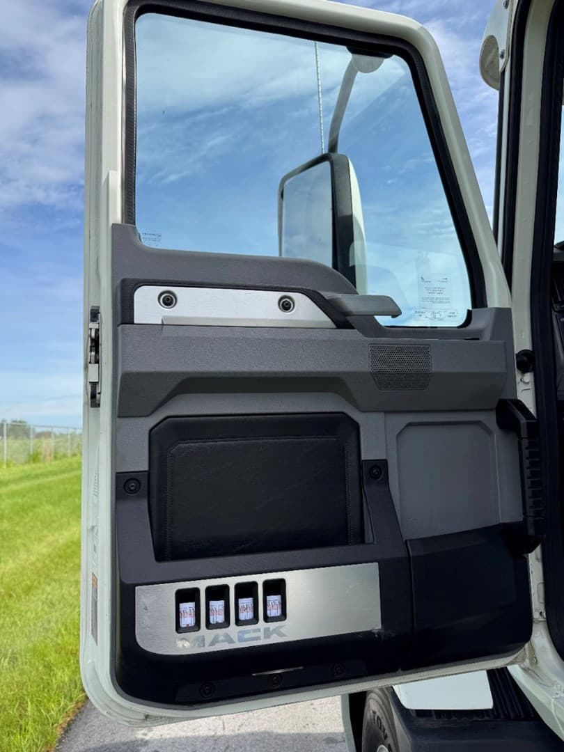 2022 MACK AN64T - USED TRUCKS DAY CAB — photo 11