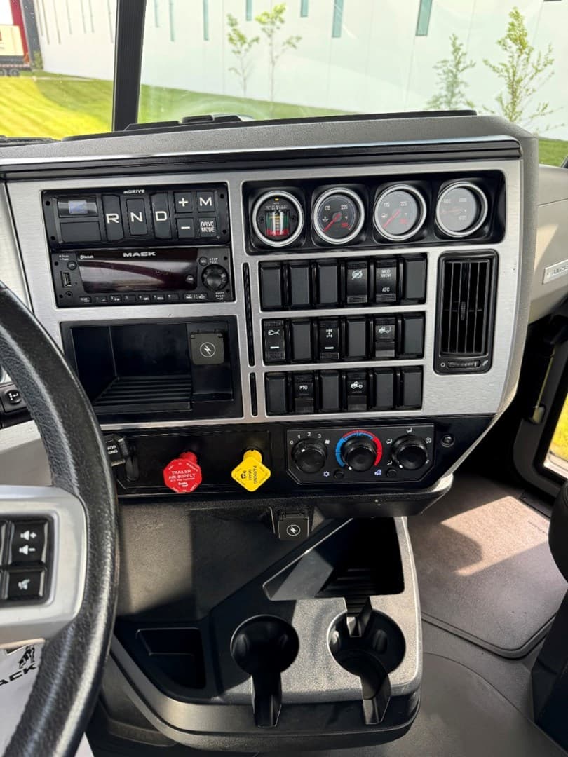 2022 MACK AN64T - USED TRUCKS DAY CAB — photo 16