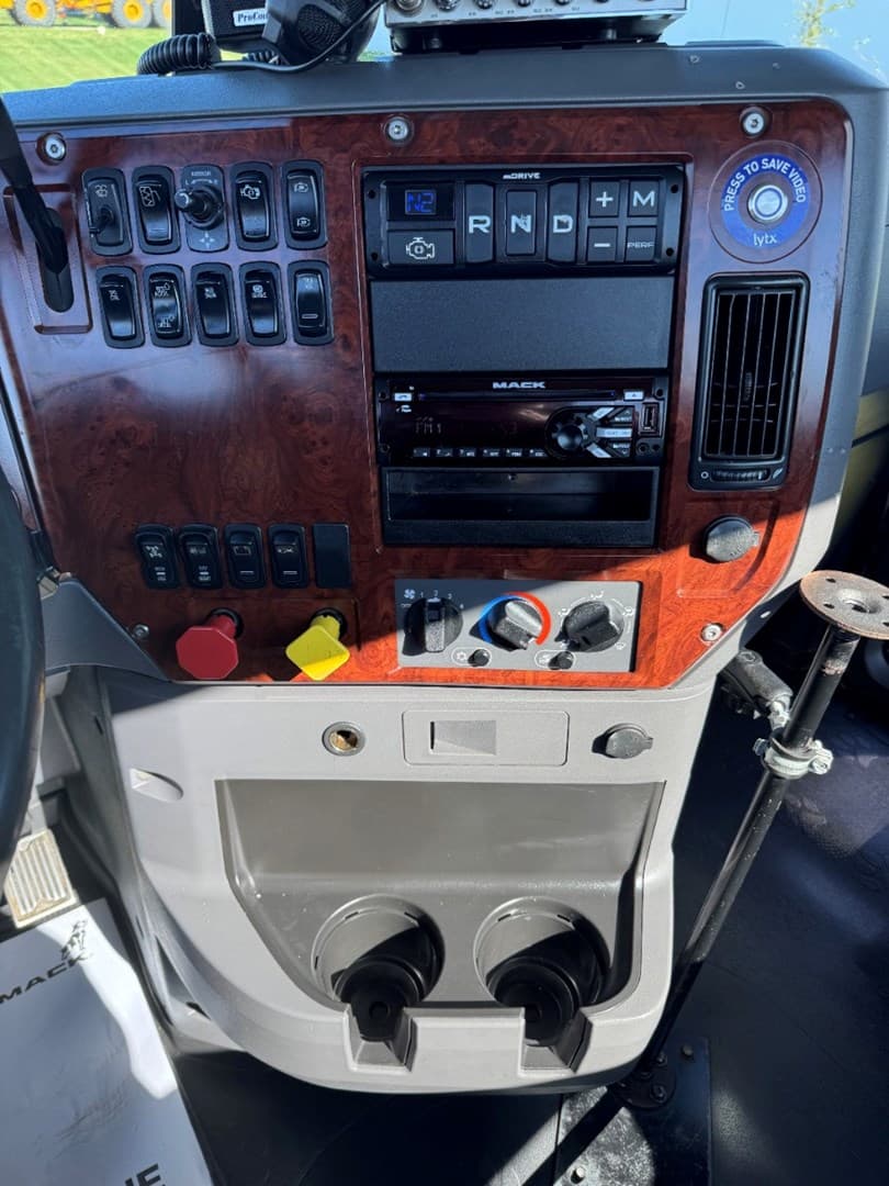 2017 MACK CXU613 - USED TRUCKS DAY CAB — photo 16