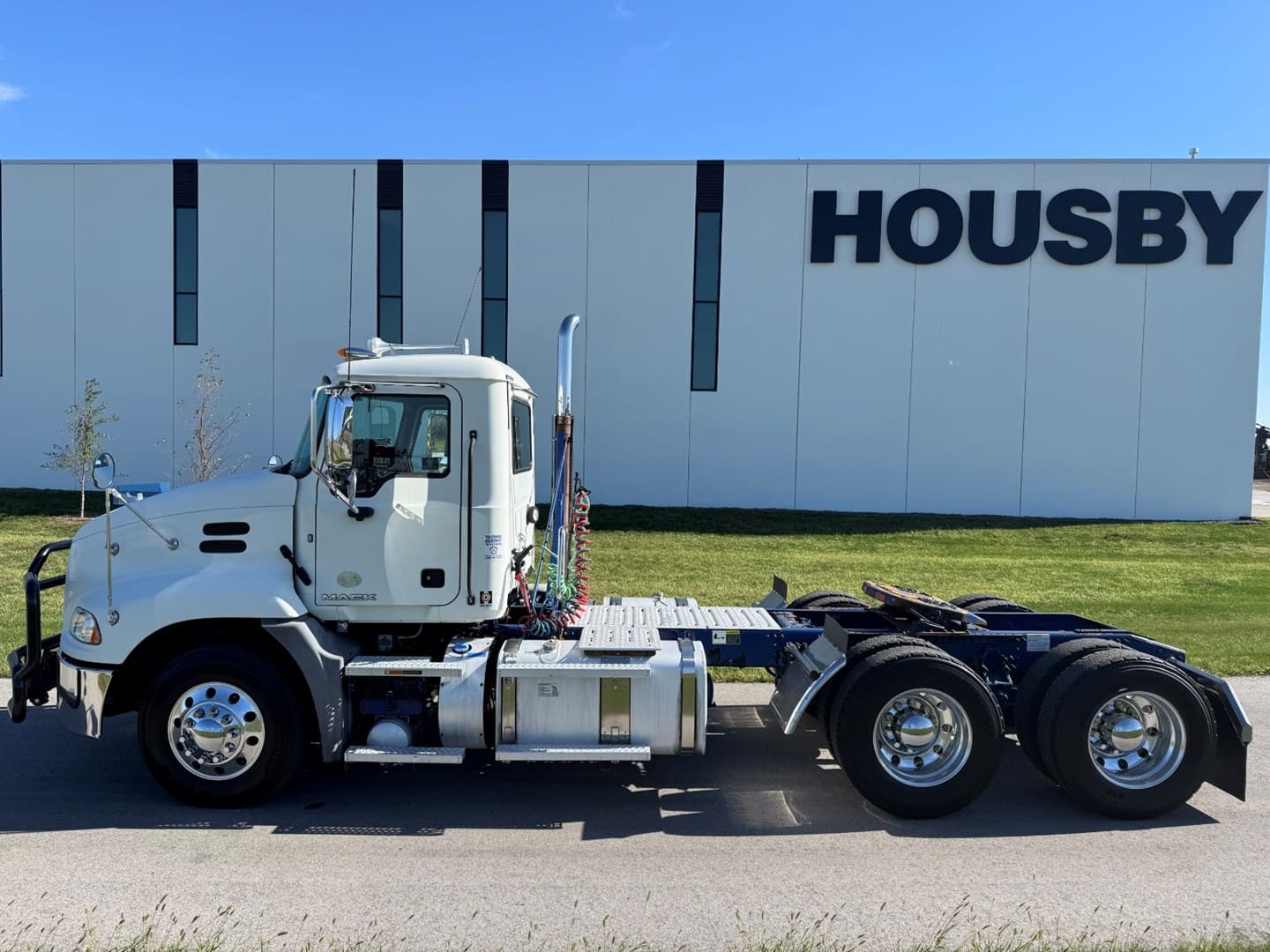 2017 MACK CXU613 - USED TRUCKS DAY CAB — photo 3