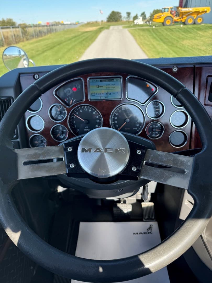 2017 MACK CXU613 - USED TRUCKS DAY CAB — photo 14