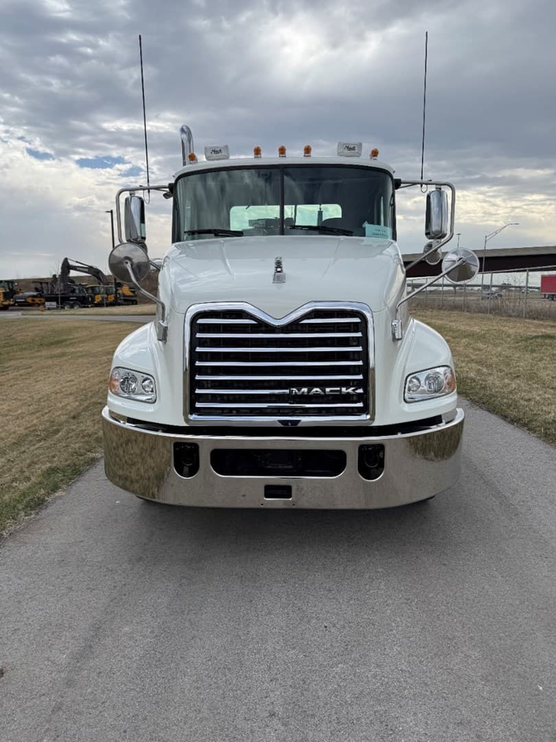 2018 Mack CXU613 — photo 2
