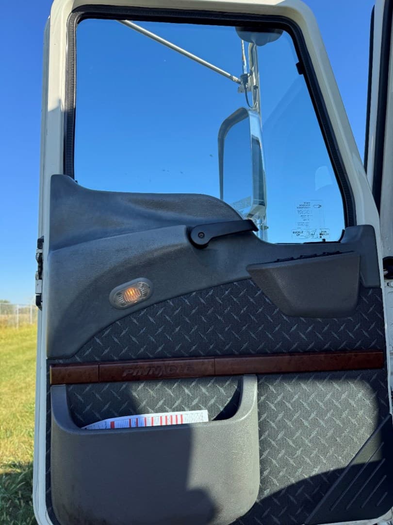 2016 Mack Day Cab — photo 11