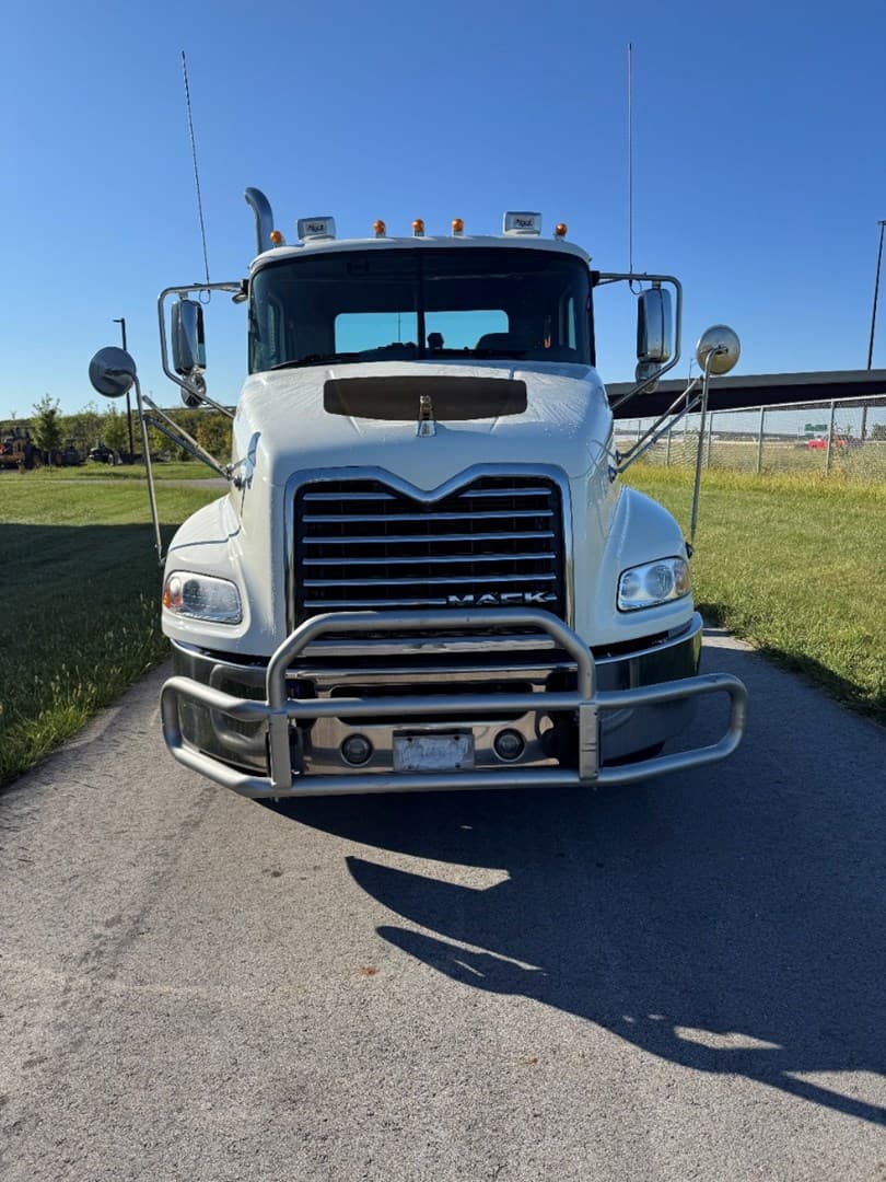 2016 Mack Day Cab — photo 2