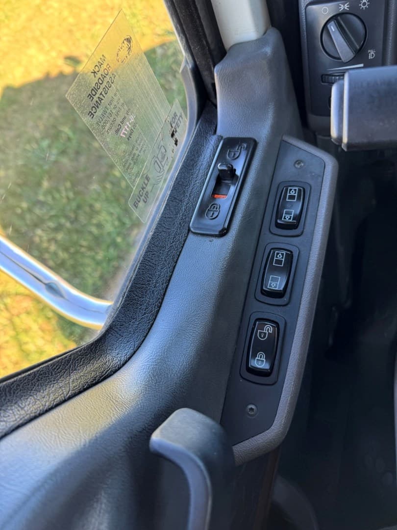 2016 Mack Day Cab — photo 13