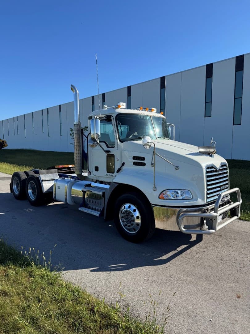 2016 Mack Day Cab — photo 8