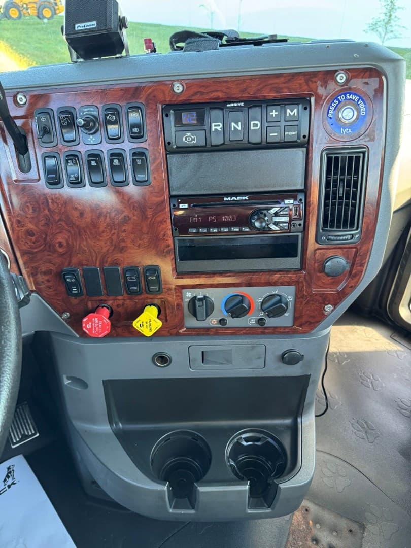 2016 Mack Day Cab — photo 16