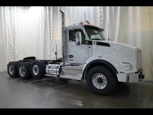 2027 Kenworth T880