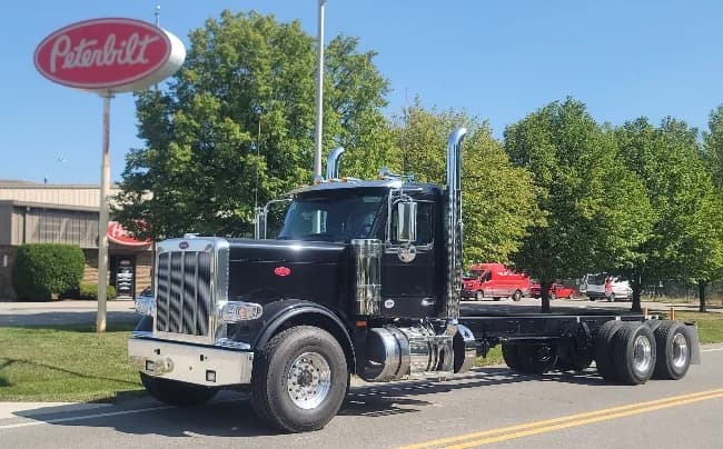 2025 Peterbilt 589
