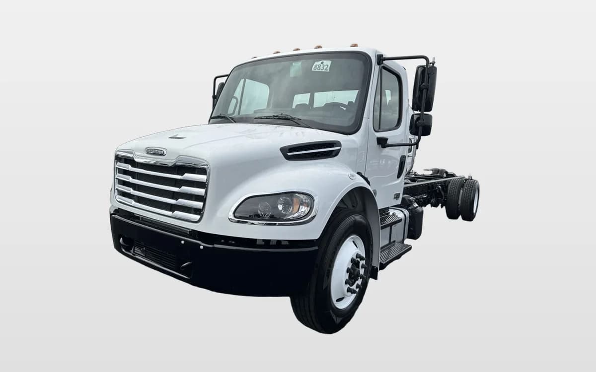 2025 Freightliner M2 106 — photo 1