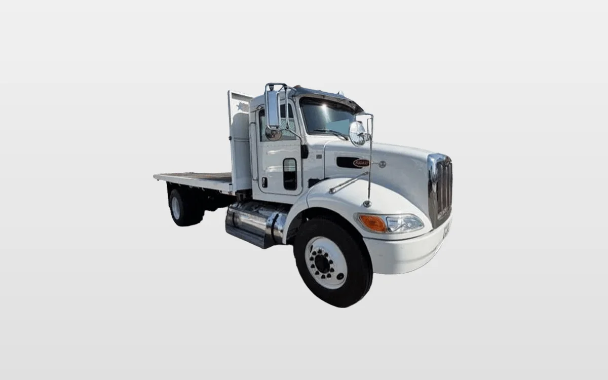 2020 Peterbilt 337 — photo 1
