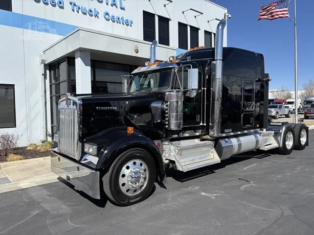 2025 Kenworth W900