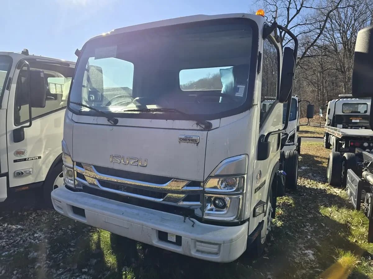 2025 Isuzu NRR