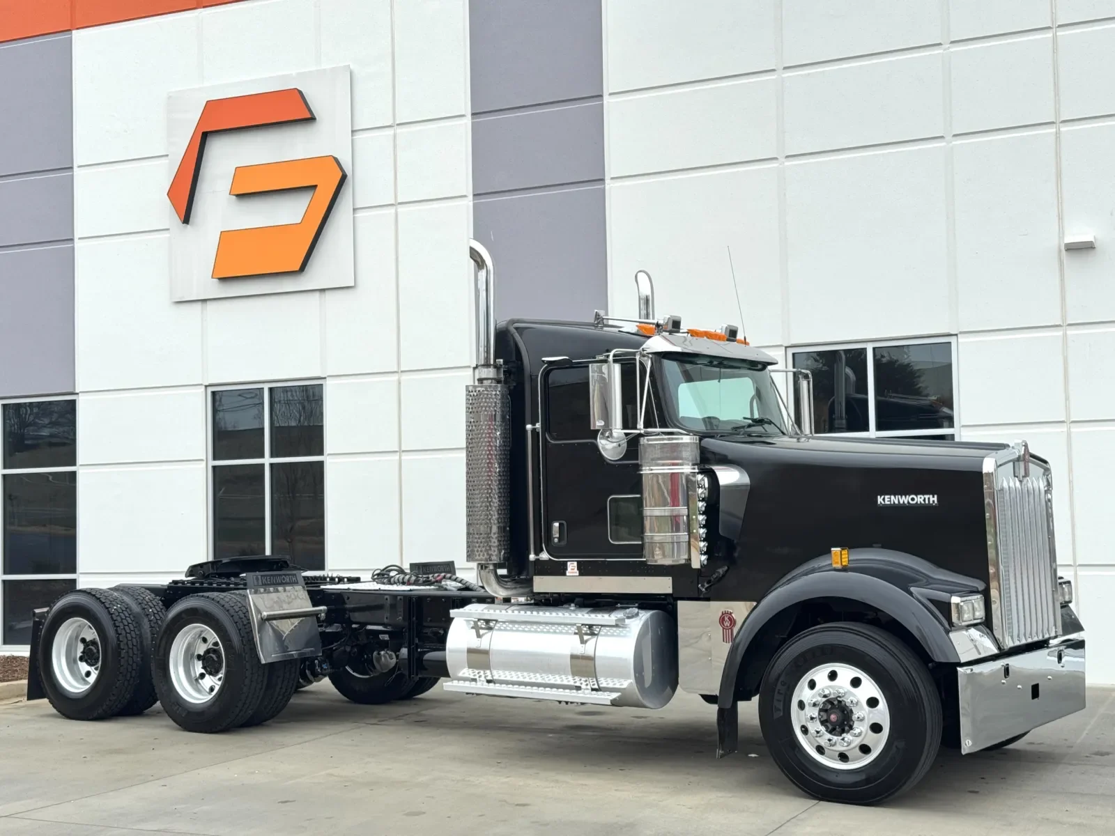 2023 Kenworth W900