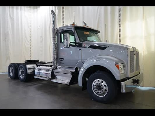 2027 Kenworth T880