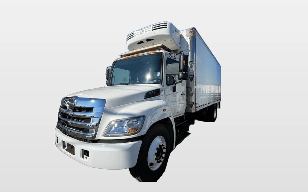 2013 Hino 268 — photo 1