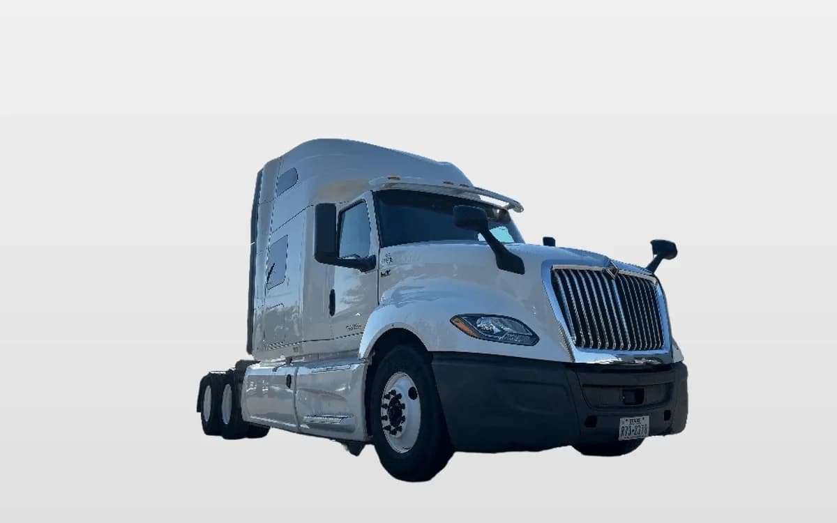 2022 International LT — photo 1