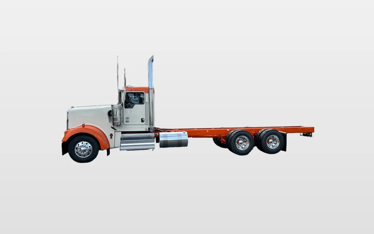 2025 Kenworth W900 — photo 1
