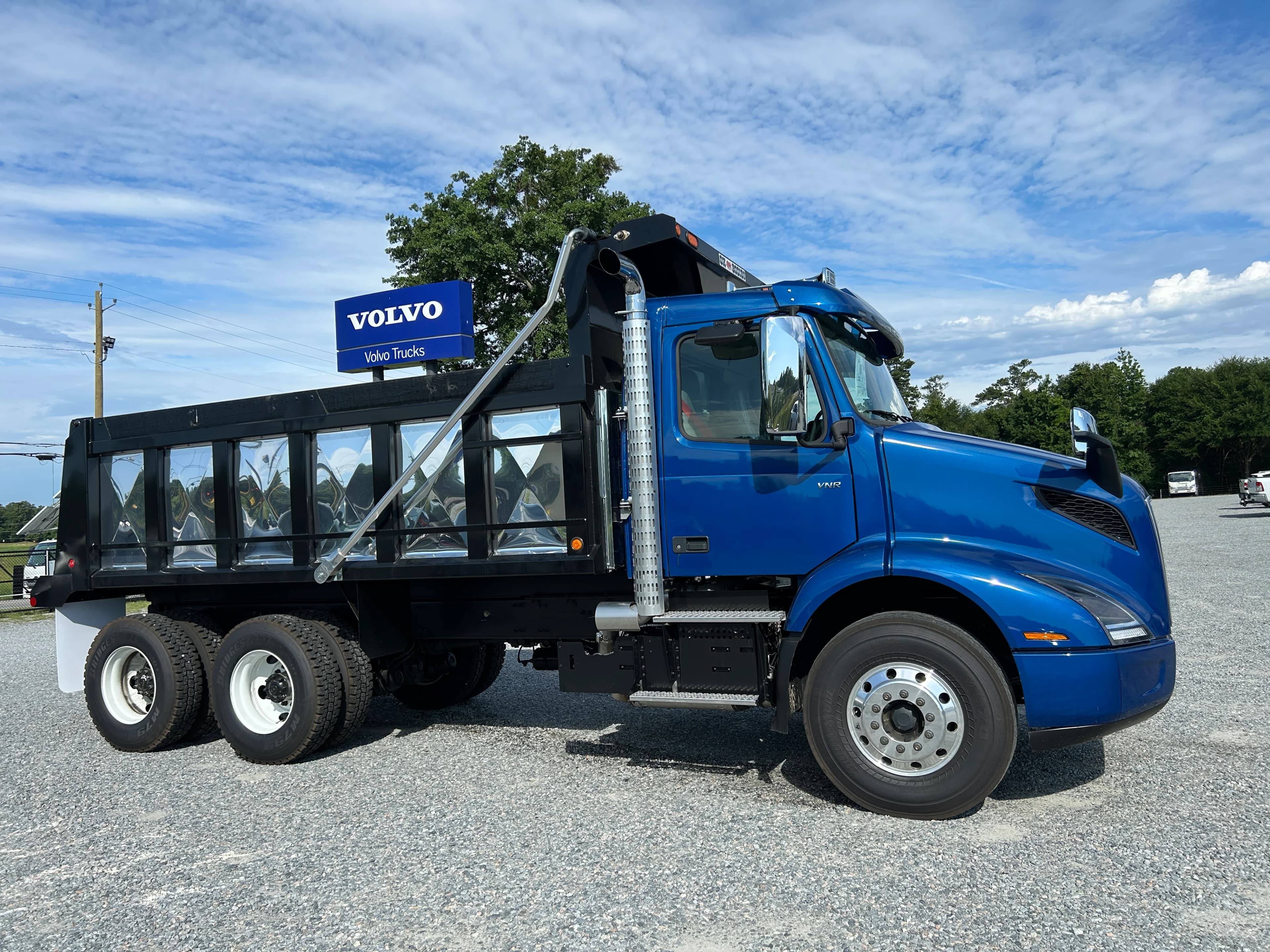 2025 Volvo VNR 640