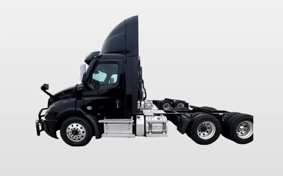 2023 Freightliner Cascadia — photo 1