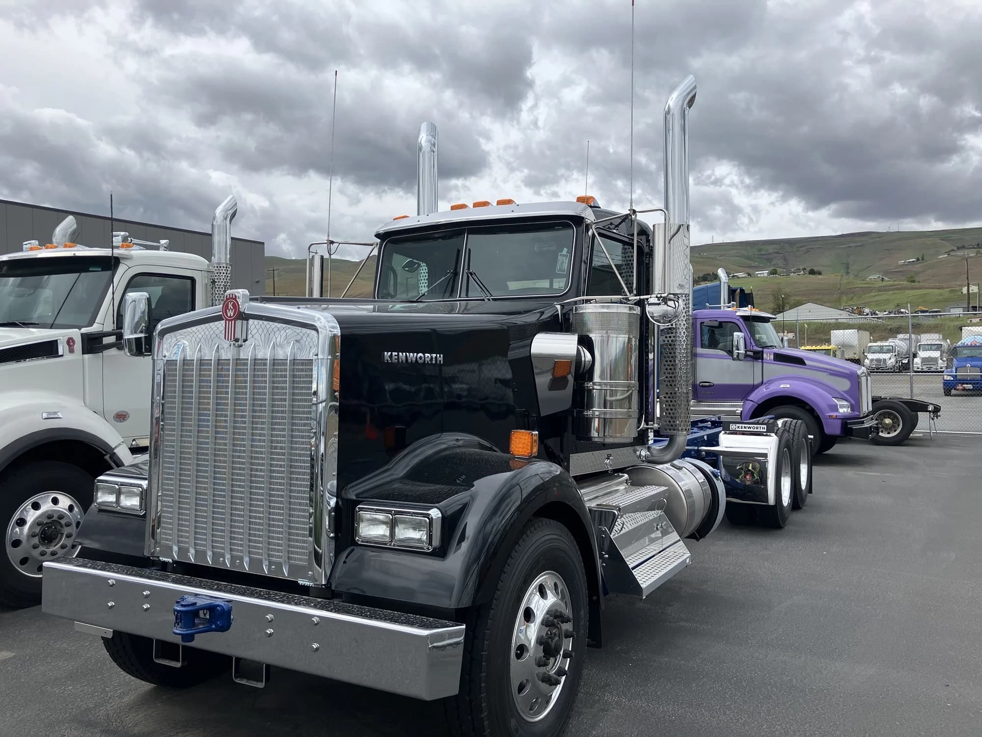 2025 Kenworth W900
