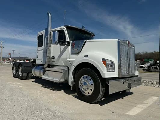 2025 Kenworth W990