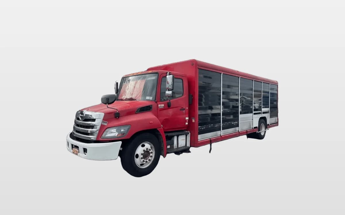 2015 Hino 338 — photo 1