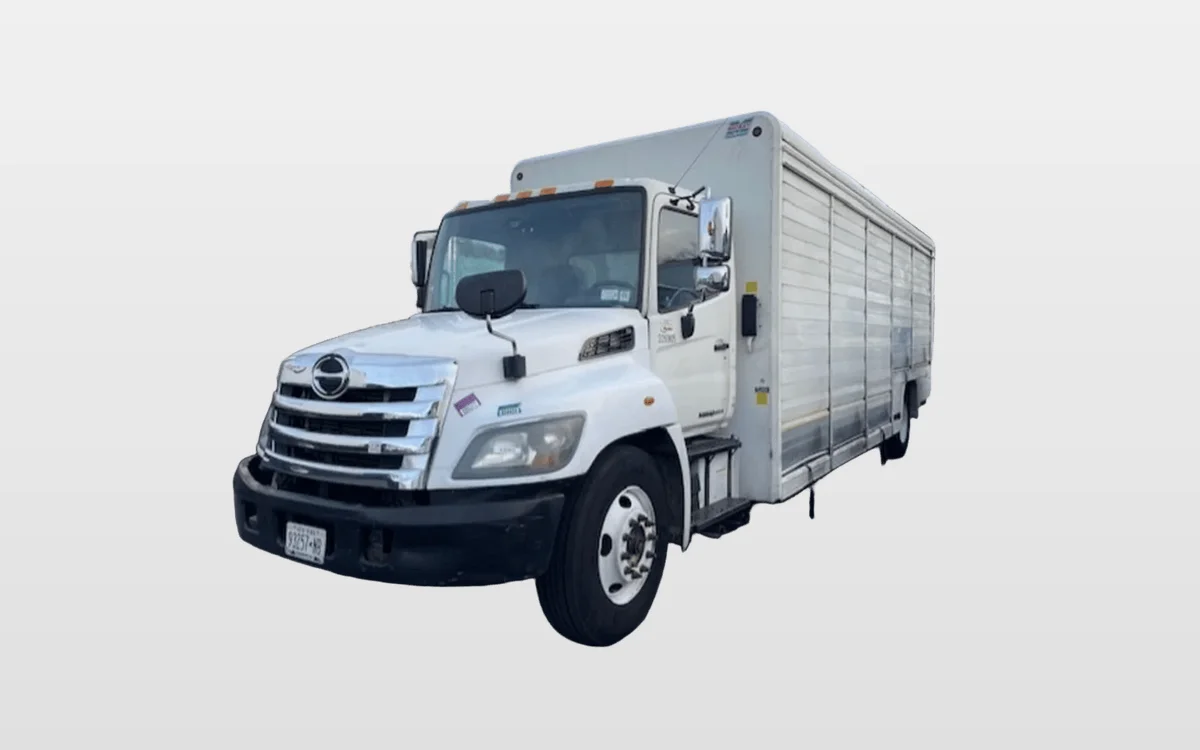 2015 Hino 338 — photo 1