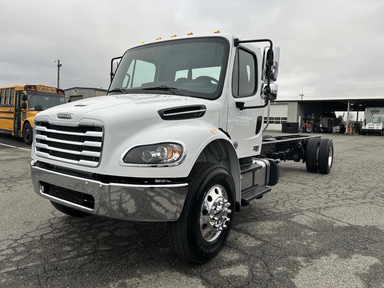 2025 Freightliner M2 106 — photo 1