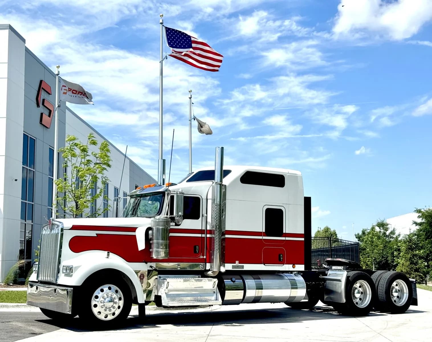 2023 Kenworth W900