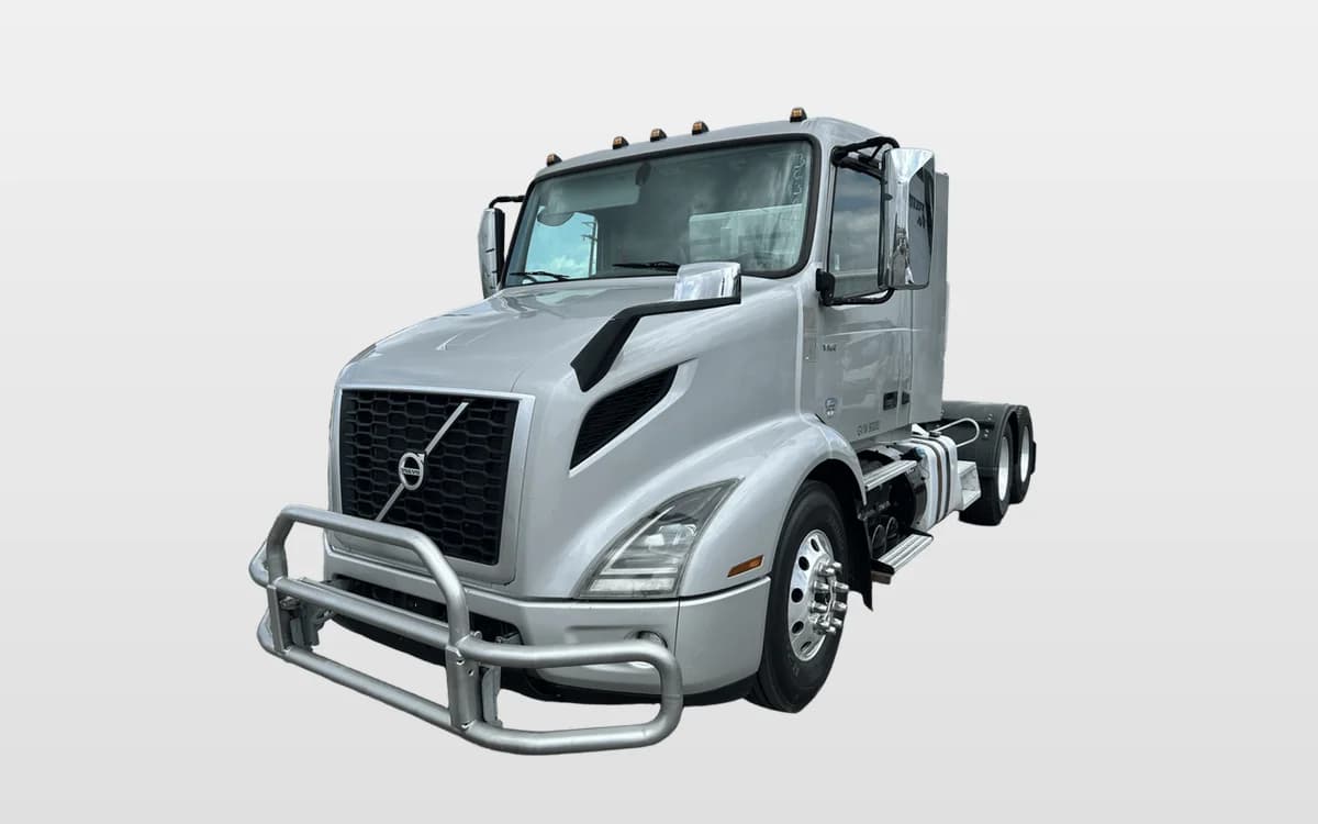 2020 Volvo VNR 640 — photo 1