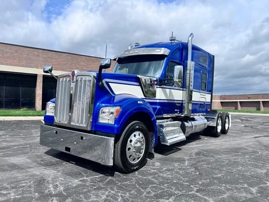 2023 Kenworth W990