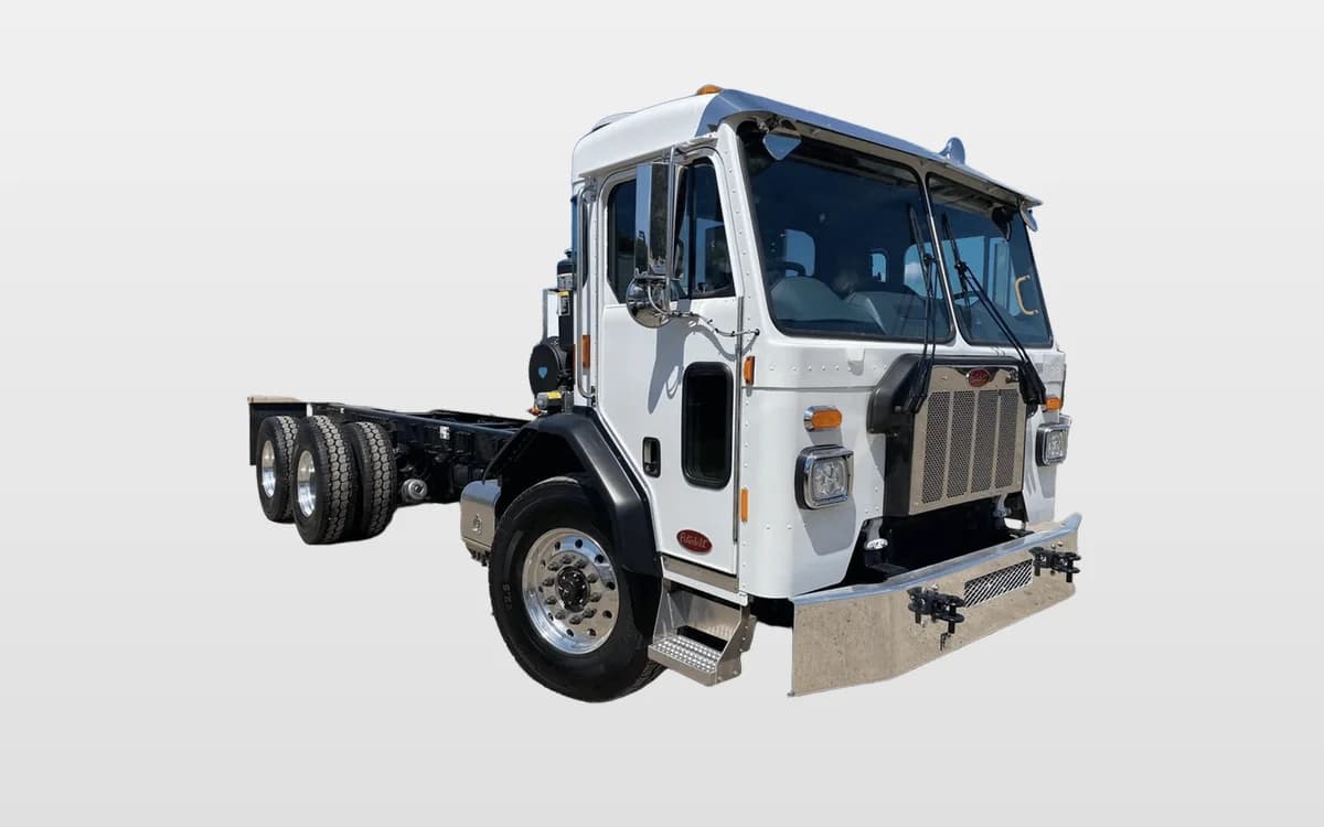 2025 Peterbilt 520 — photo 1