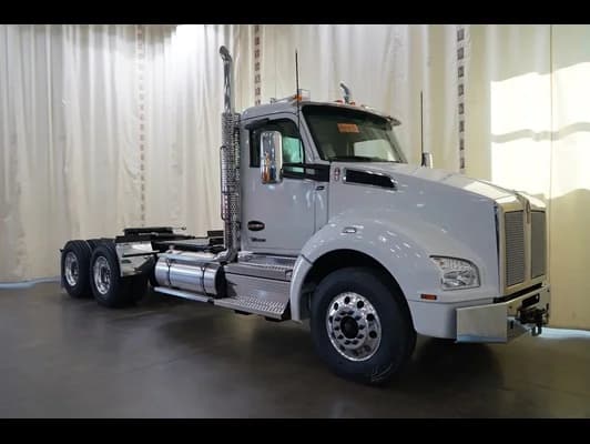 2027 Kenworth T880