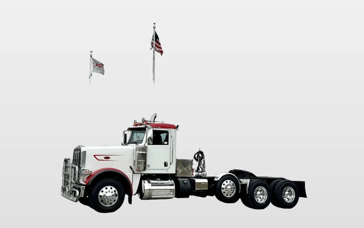 2023 Peterbilt 389 — photo 1