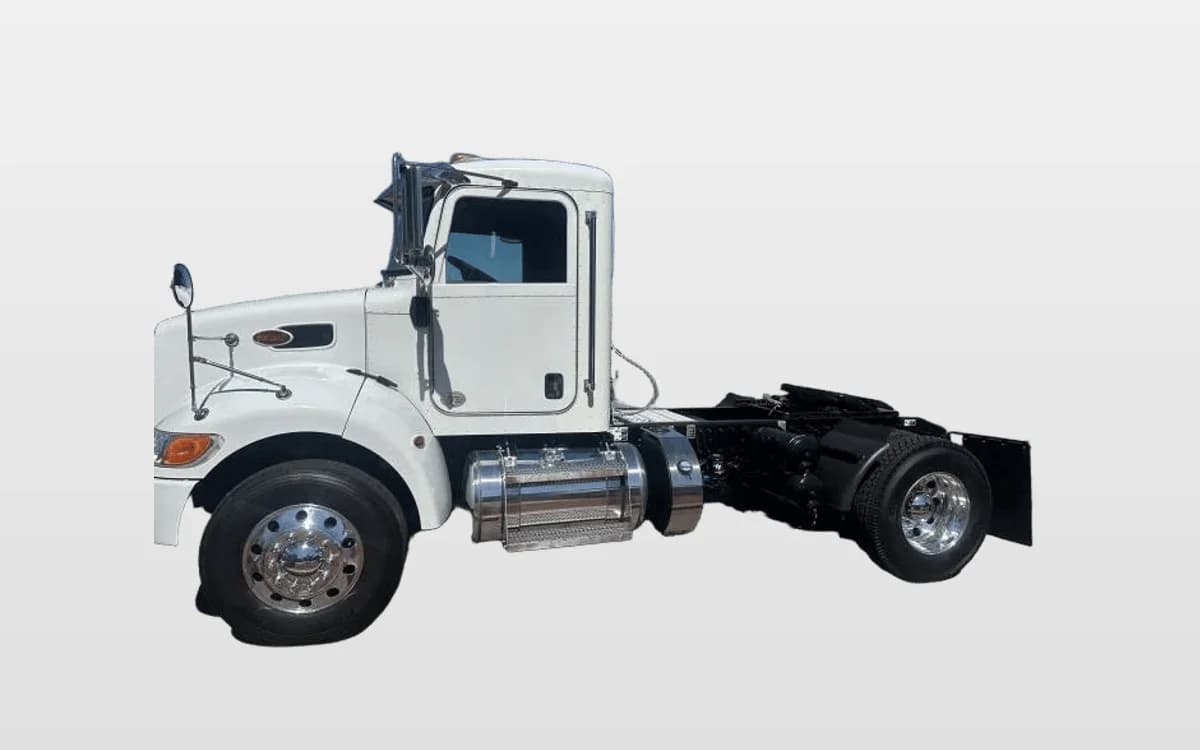 2021 Peterbilt 337 — photo 1