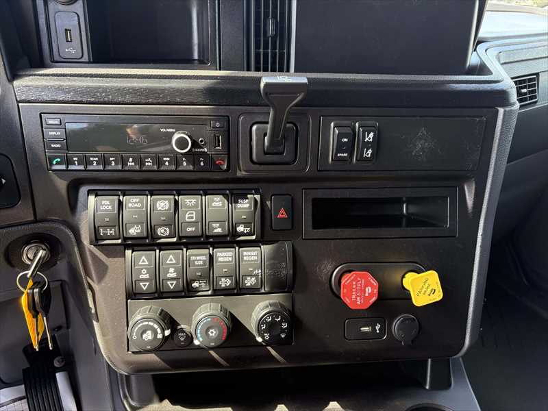 2021 International LT — photo 12