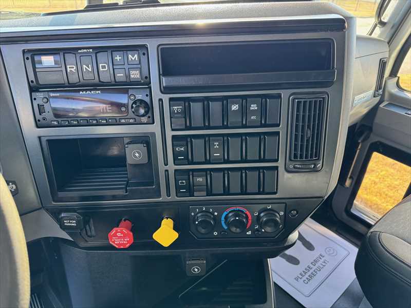 2023 Mack Granite — photo 15